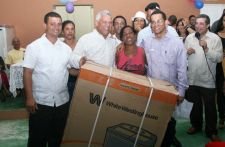 Doña Rosaura Osorio de Jamao al Norte recibe del senador de Espaillat José Rafael Vargas su lavadora